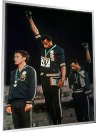 Il pugno nero di Tommie Smith e John Carlos. Ma chi è l'uomo bianco in quella foto?